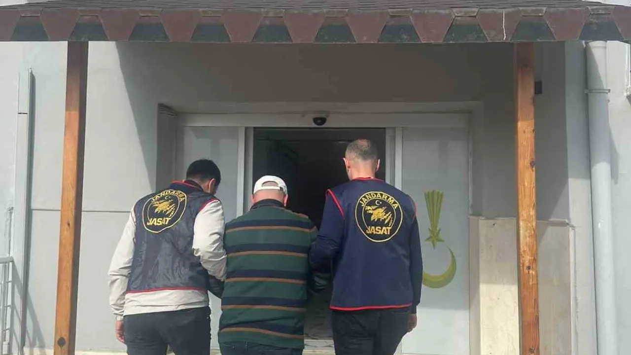 Hatay'da JASAT, 9 yıldır firari olan ve çok sayıda suçtan hükümlü bir kişiyi yakaladı