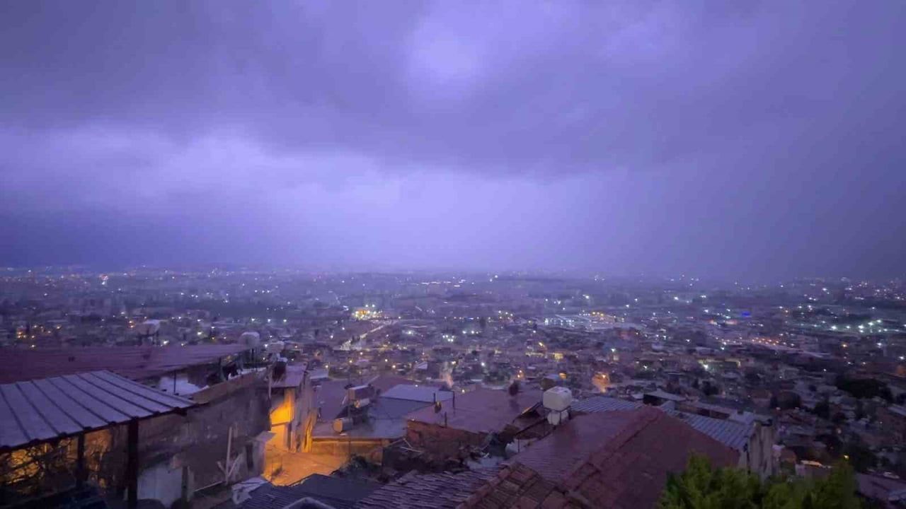 Hatay’da sağanak ve dolu etkili oldu; şimşekler geceyi aydınlattı