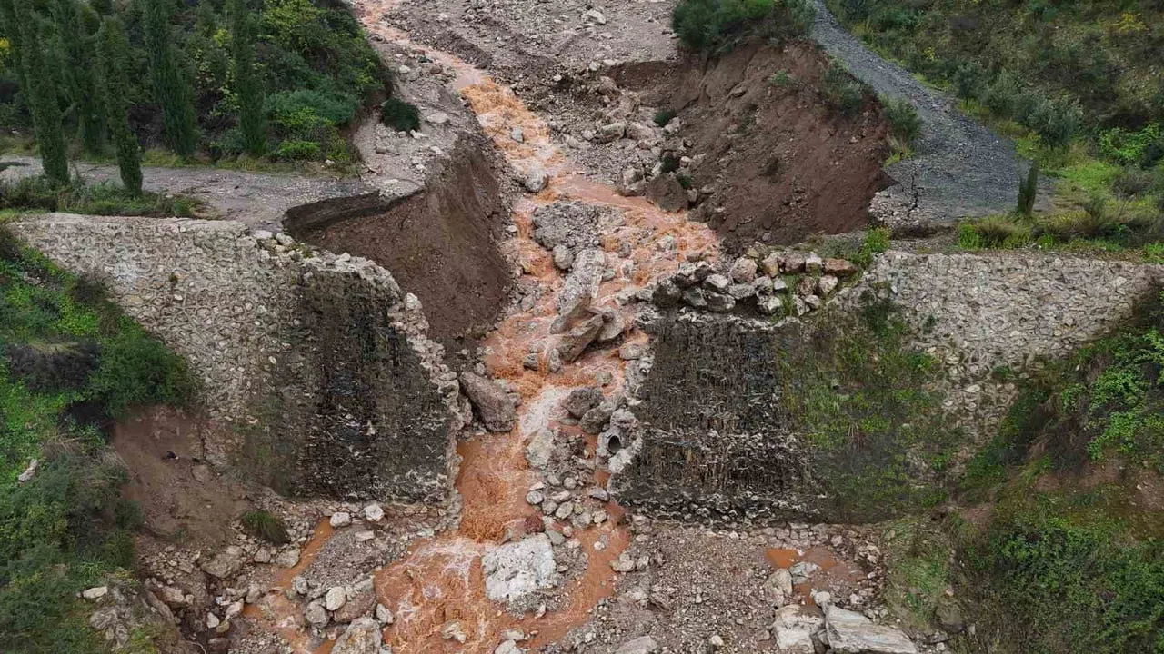 Hatay'da sağanak yüzünden derenin debisi yükseldi: Harbiye'de köprü yıkıldı, Dekuk Şelalesi yolu kapandı