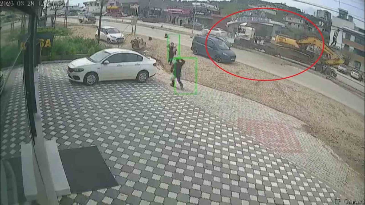 Hatay'da tırın refüje çıkarak öğrenci ve otomobile çarpmaktan kaçındığı anlar kamerada