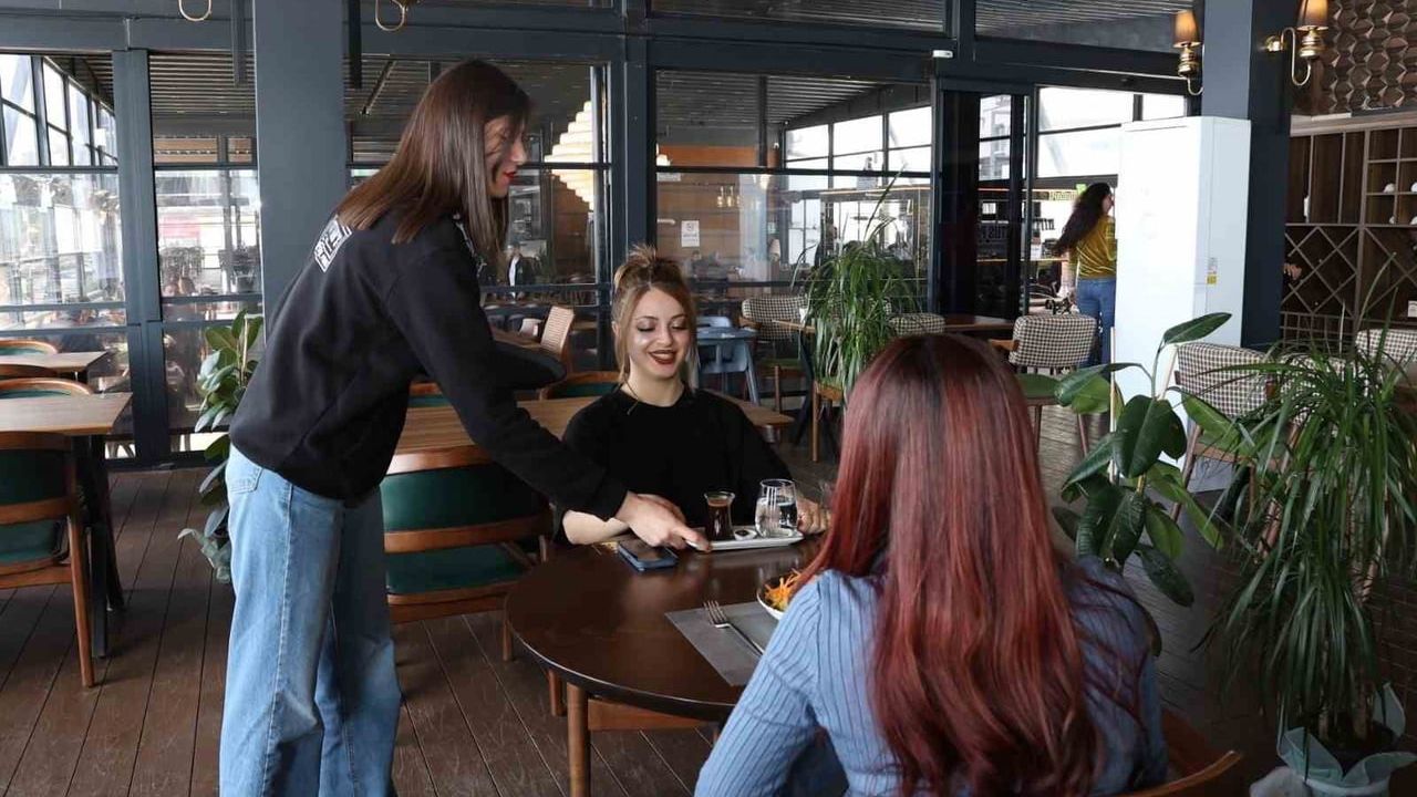 HBB'nin HAKİM Projesiyle Samandağ'da 20 Kişilik Yiyecek-İçecek ve Garsonluk Kursu Sürüyor