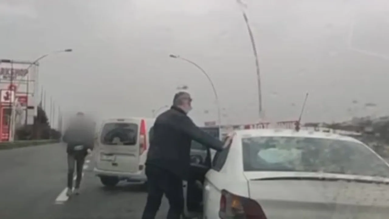 Hendek’te Durdurulan Araçta 5 Kaçak Göçmen Yakalandı; Sürücü Tutuklandı