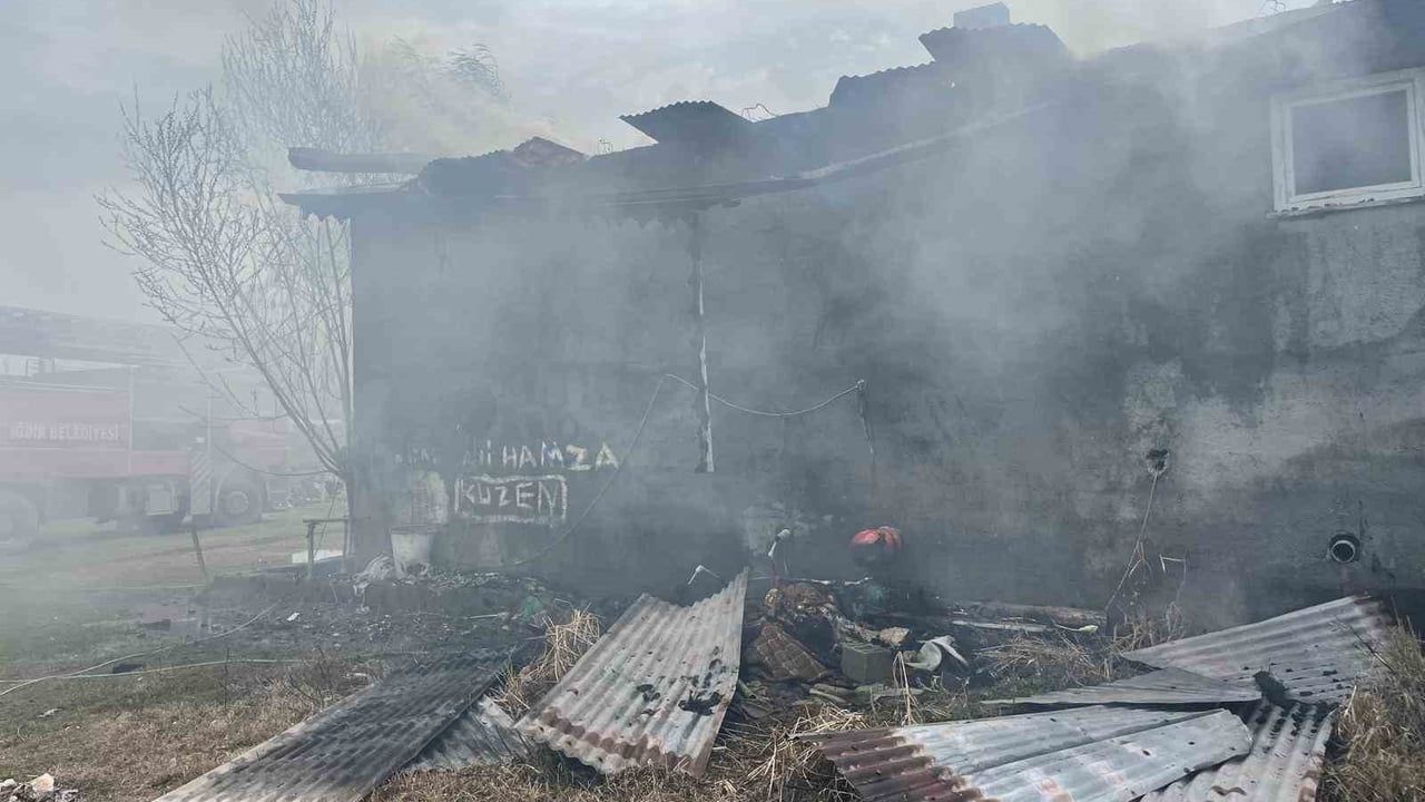 Iğdır'da Cennetabat Köyünde Ev Yangını: Ev Kullanılamaz Hale Geldi