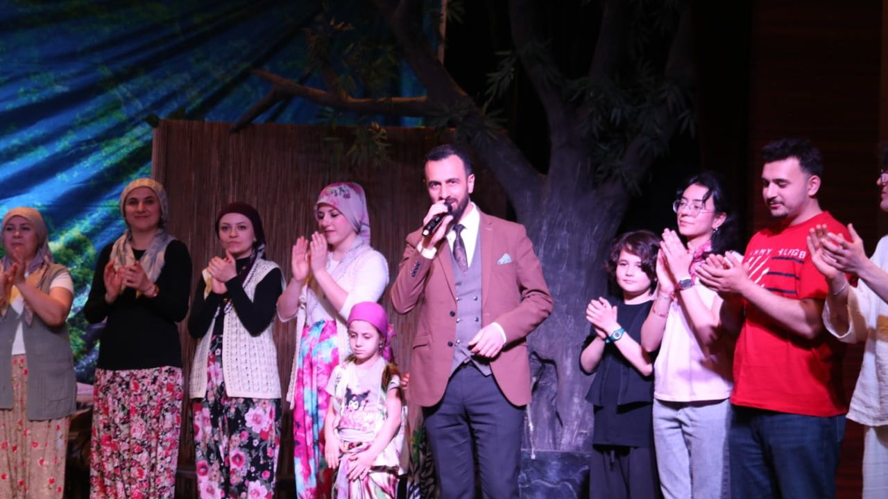 İnegöl Belediyesi Şehir Tiyatrosu, Dünya Tiyatrolar Günü'nü 'Komşu Köyün Delisi' ile kutladı