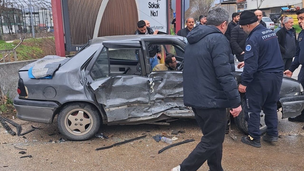 İnegöl'de iki aracın çarpışması sonucu 4'ü çocuk 9 kişi yaralandı