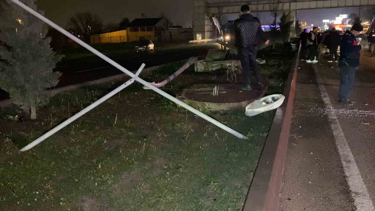 İnegöl'de otomobil kontrolden çıkarak bariyerlere çarptı: 2 yaralı
