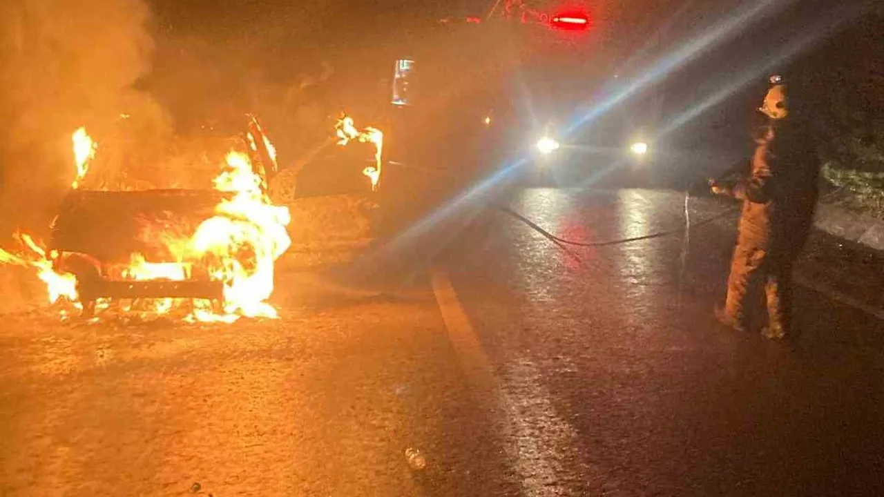 İnegöl'de seyir halindeki otomobil motor kısmından duman çıkarıp alev aldı