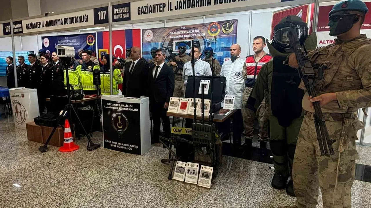İpekyolu Bölgesel Kariyer Fuarı'nda Gaziantep İl Jandarma Komutanlığı standına yoğun ilgi