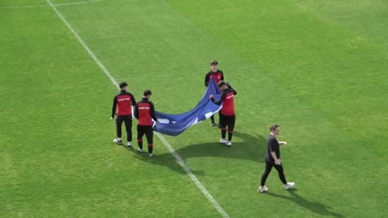 İran, Antalya’daki Kosta Rika hazırlık maçına savaşta hayatını kaybeden çocukların fotoğraflarıyla çıktı