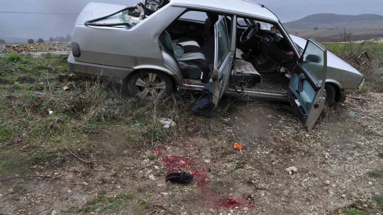 Isparta D300 kara yolunda karavan ile otomobil çarpıştı: 1'i ağır 3 yaralı