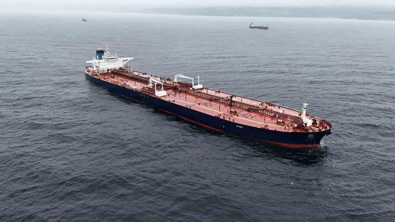 İstanbul Boğazı'na 14 mil kala vurulan 'Altura' tankerinin havadan görüntüleri