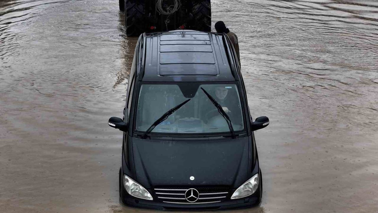 İstanbul'da sağanak: Çiftalan-Kemerburgaz yolunda mahsur kalan sürücü aracını bırakmayıp birlikte kurtarılmak istedi