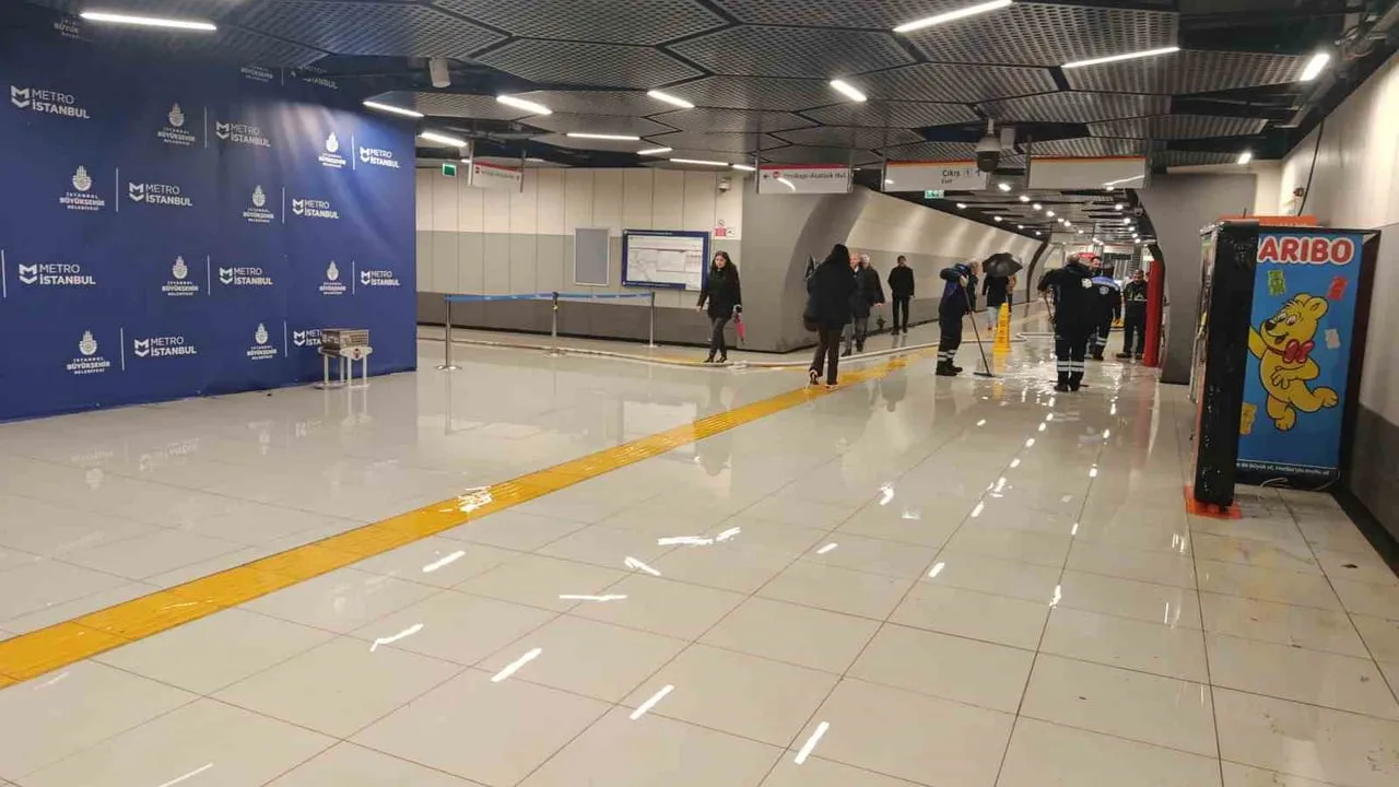 İstanbul'da Sağanak Yağış Yenibosna Metro Durağını Su Bastı
