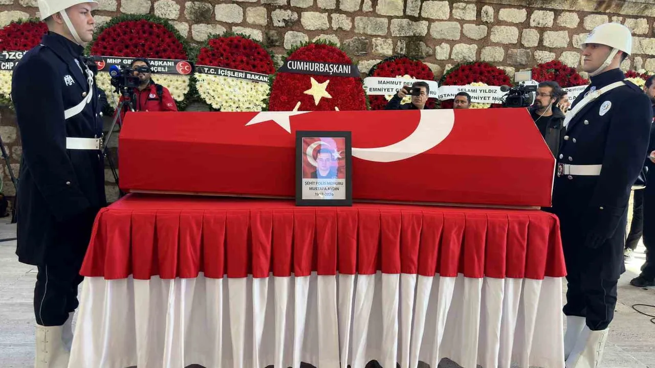 İstanbul'da trafik kazasında şehit olan Polis Memuru Mustafa Aydın son yolculuğuna uğurlandı