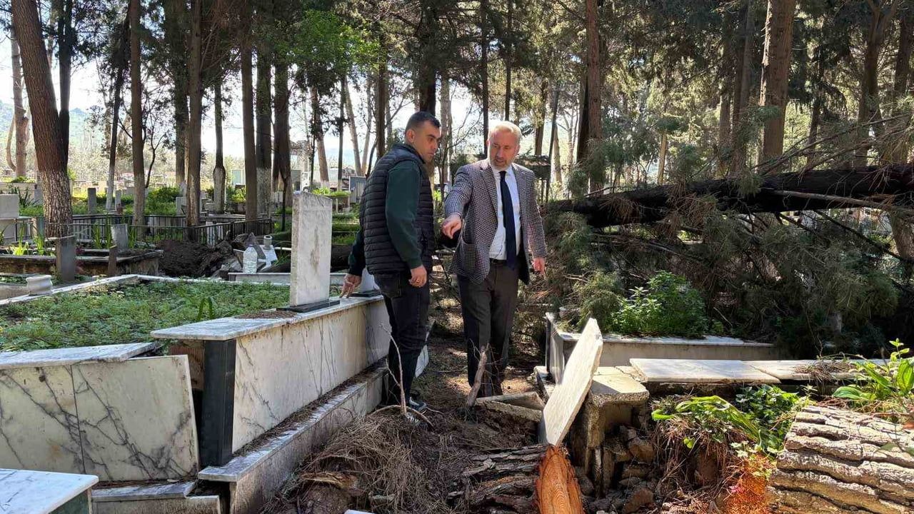 İzmir'de fırtına hasarı: Mezarlıklarda onarım ve ağaç güvenliği çalışmaları