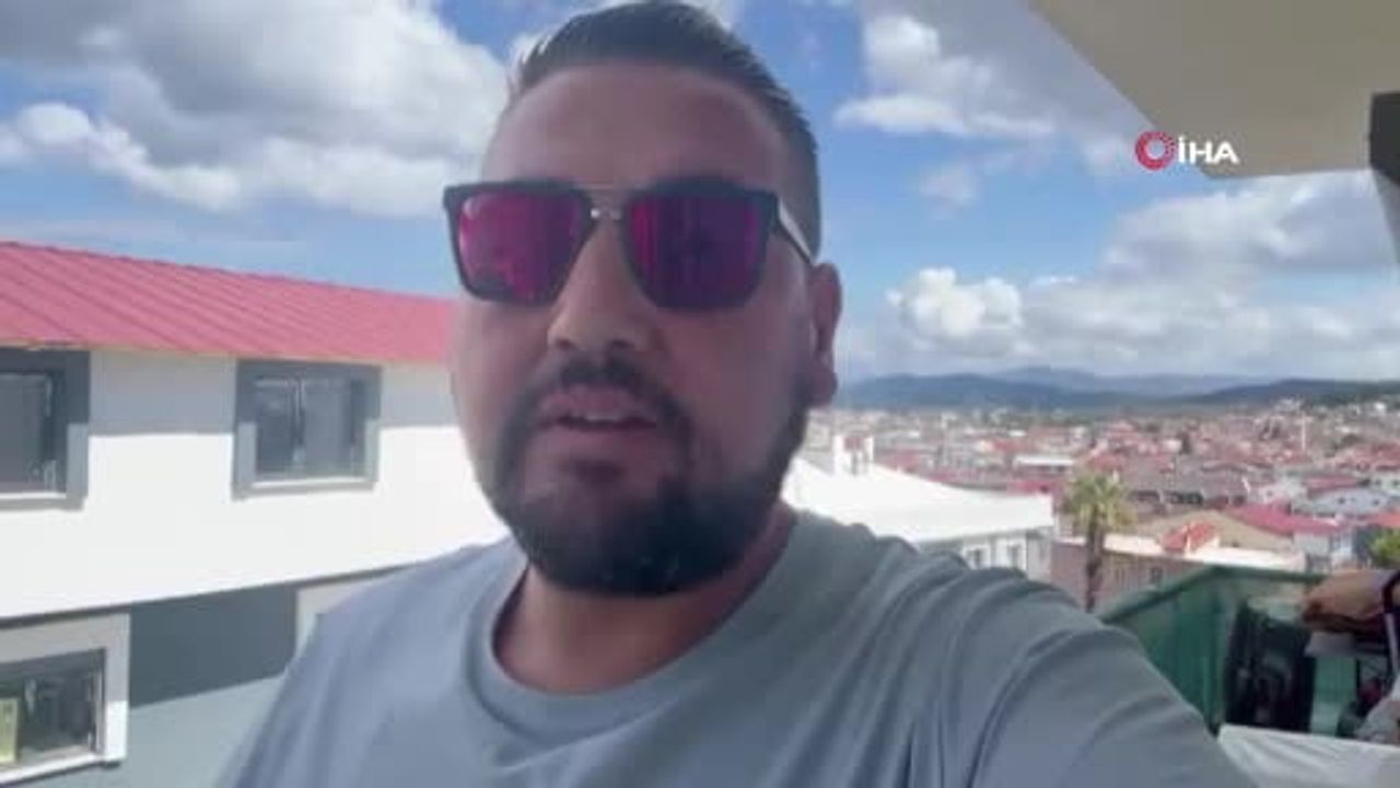 İzmir Karaburun'da balıkçı kayalıklarda 3 kilogram ahtapotu elleriyle yakaladı