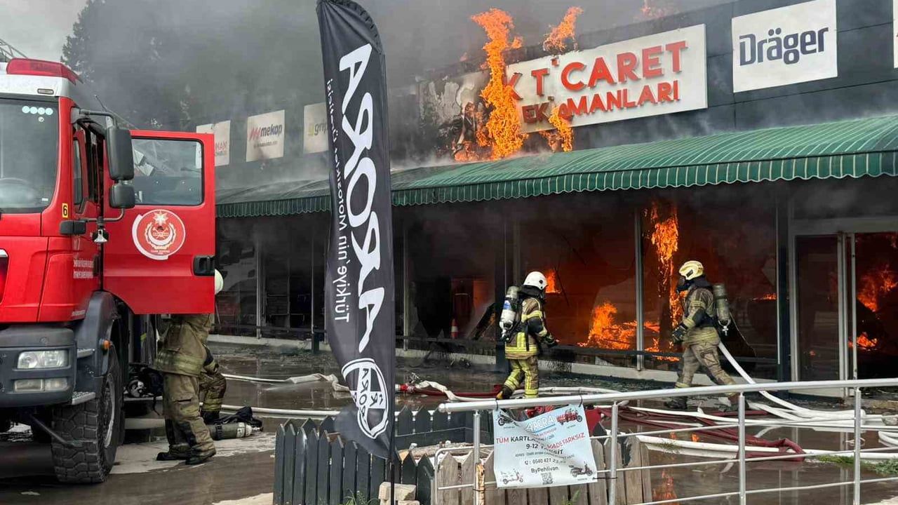 İzmir Torbalı'da iş güvenliği ekipmanları satan iş yerinde yangın