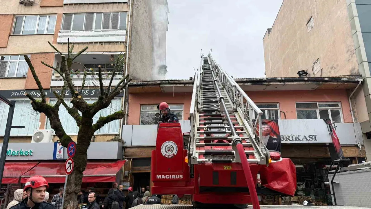 İzmit'te fırın bacası alev aldı; 3 kişi dumandan etkilendi