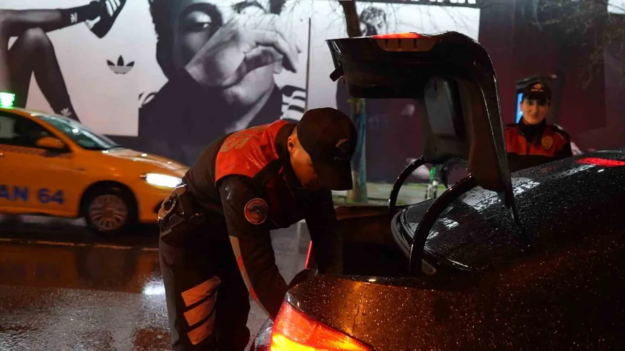 Kadıköy'de trafik ve asayiş denetimleri: İhlallere anında müdahale