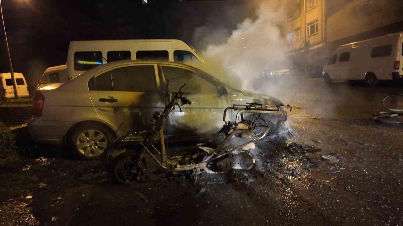 Kadıköy Fikirtepe'de park halindeki motosiklet yandı, alevler otomobile sıçradı