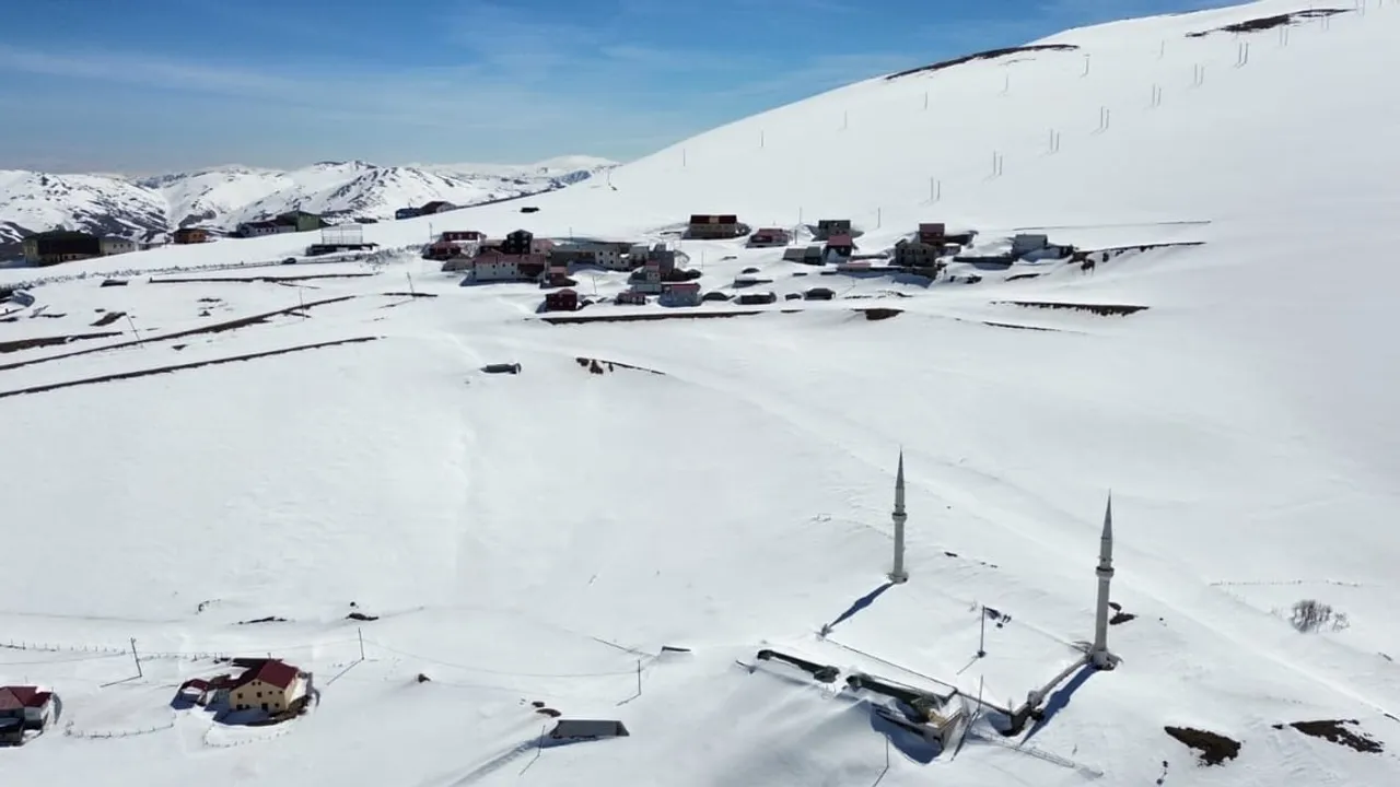 Kadırga Yaylası’ndeki Üstü Açık Cami, Karla Kaplı Manzarasıyla Öne Çıkıyor