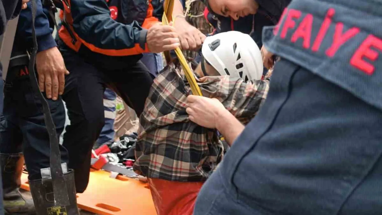 Kadirli'de bahçedeki su kuyusuna düşen 94 yaşındaki İsmail Örtlek kurtarıldı