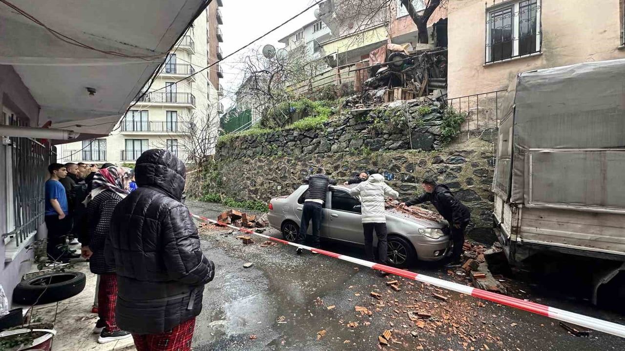 Kağıthane’de Bahçe Duvarı Yağış Sonrası Park Halindeki Aracın Üzerine Devrildi