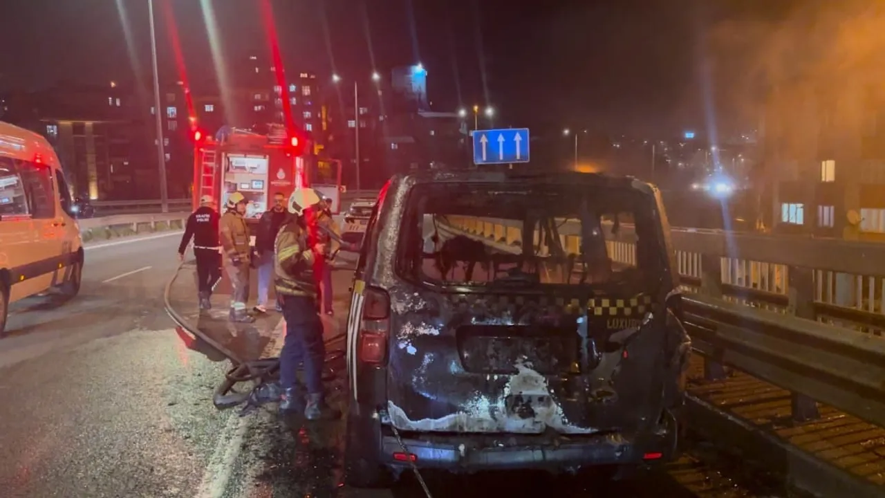 Kağıthane Okmeydanı'nda seyir halindeki ticari takside yangın: Sürücü yolcuları tahliye etti
