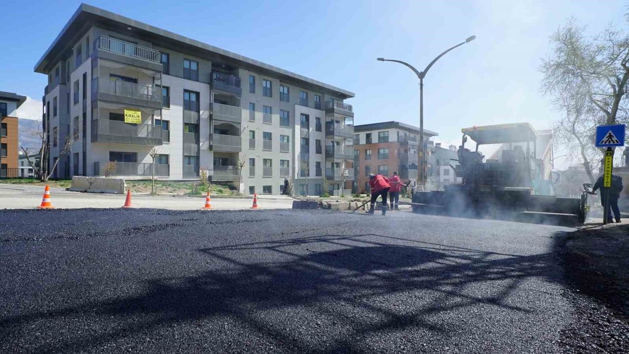 Kahramanmaraş'ta Kuddusi Baba Bulvarı'nda kapsamlı asfalt yenileme çalışması