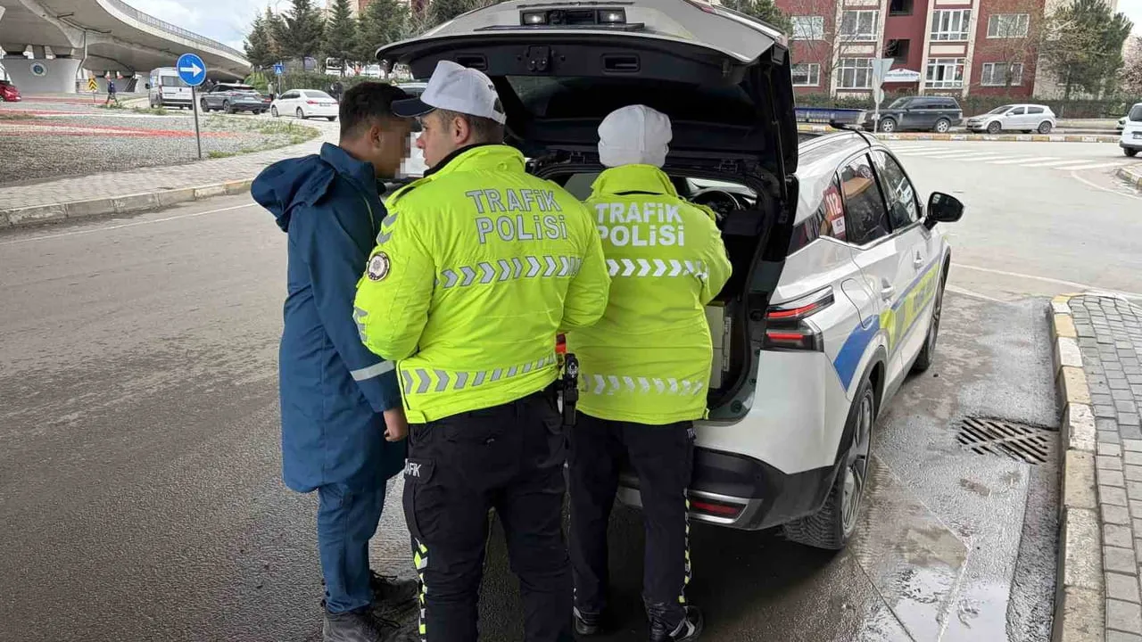 Kapaklı’da kasksız sürücü: 'Kask kafama olmuyor' savunmasıyla 5 bin lira ceza