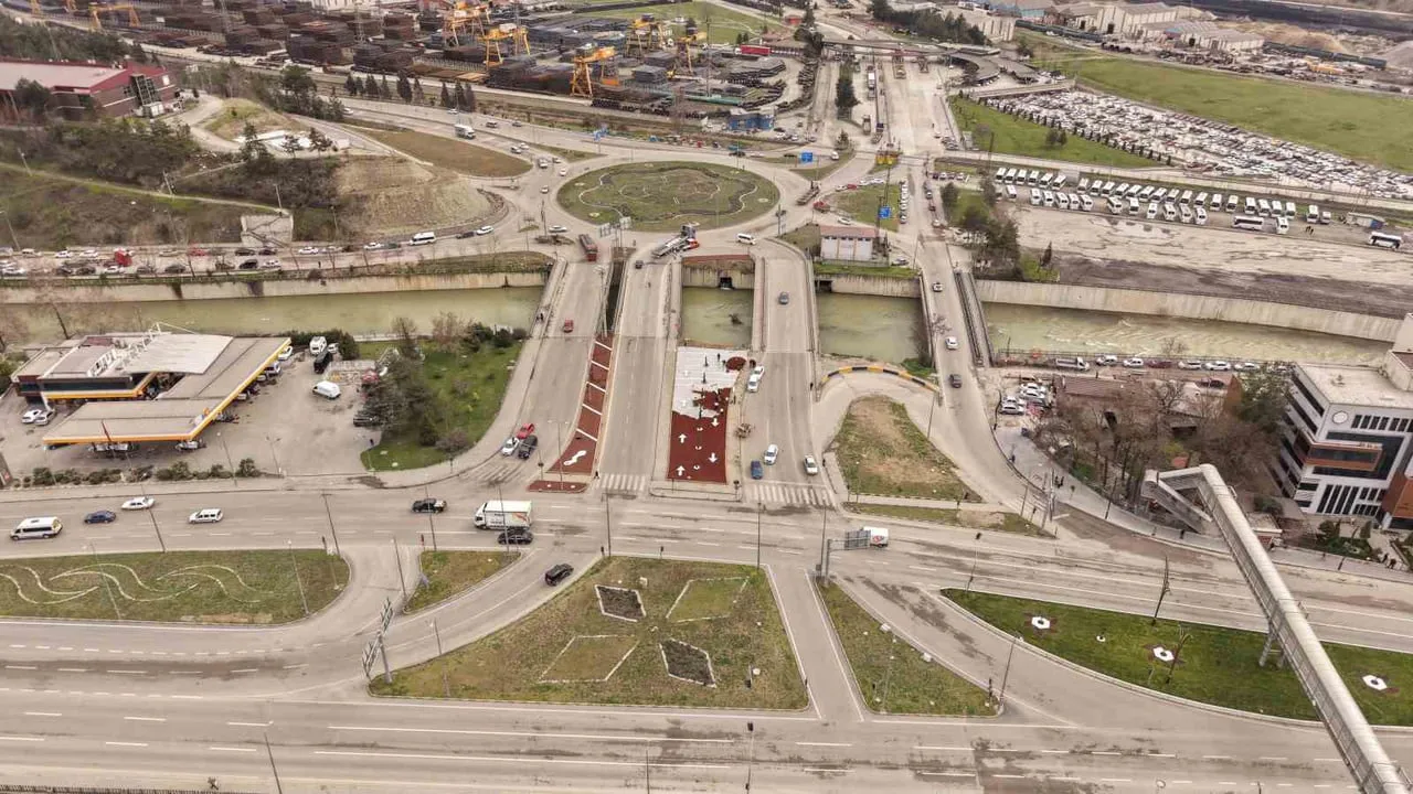 Karabük Belediyesi Kardemir Kavşağı'nda Peyzaj ve Çevre Düzenlemesini Sürdürüyor