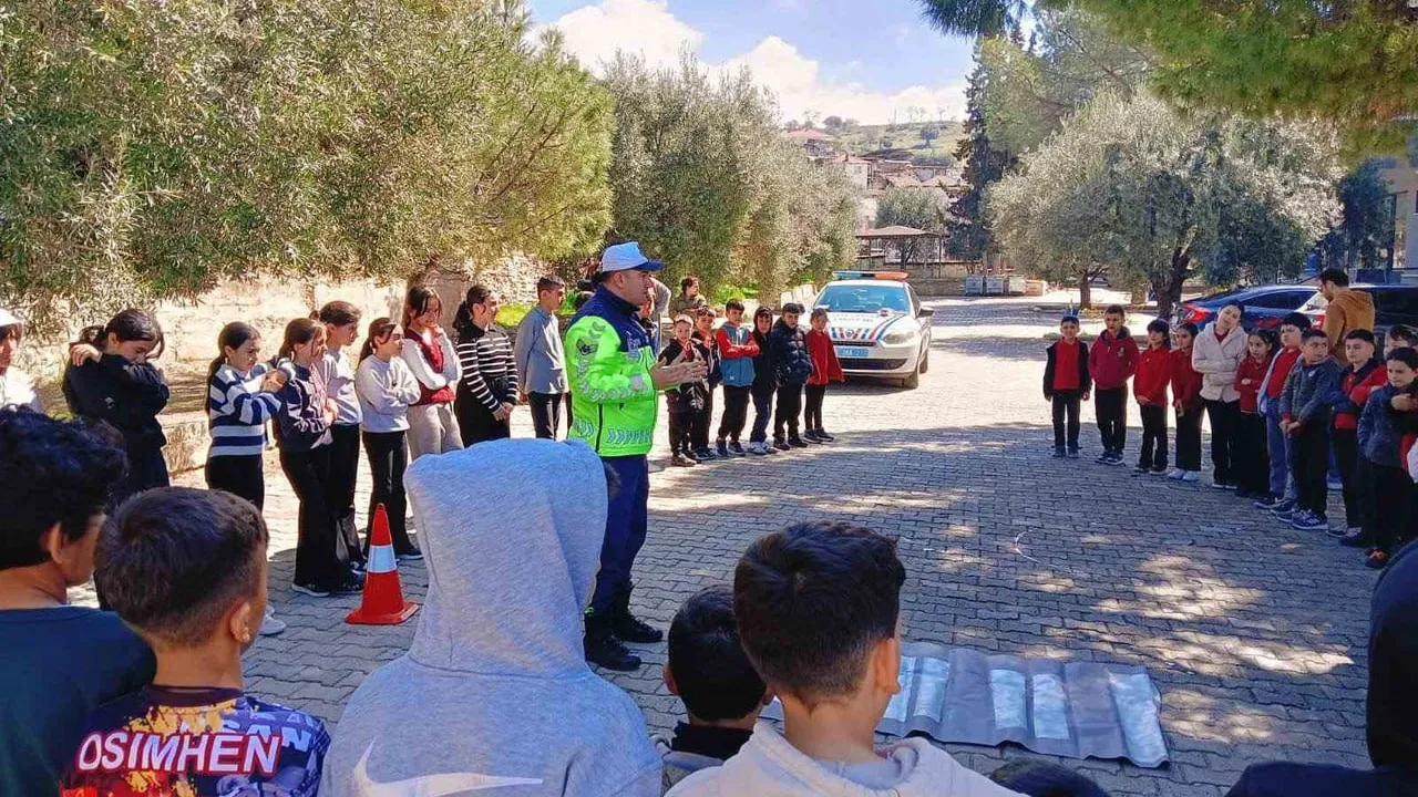 Karacasu'da Jandarmadan Öğrencilere Trafik Bilinci Eğitimi