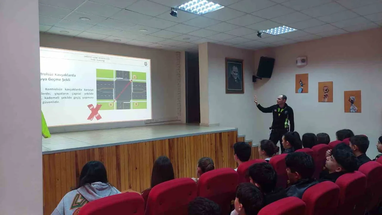 Karacasu'da öğrencilere polislik mesleği tanıtıldı ve güvenlik eğitimi verildi