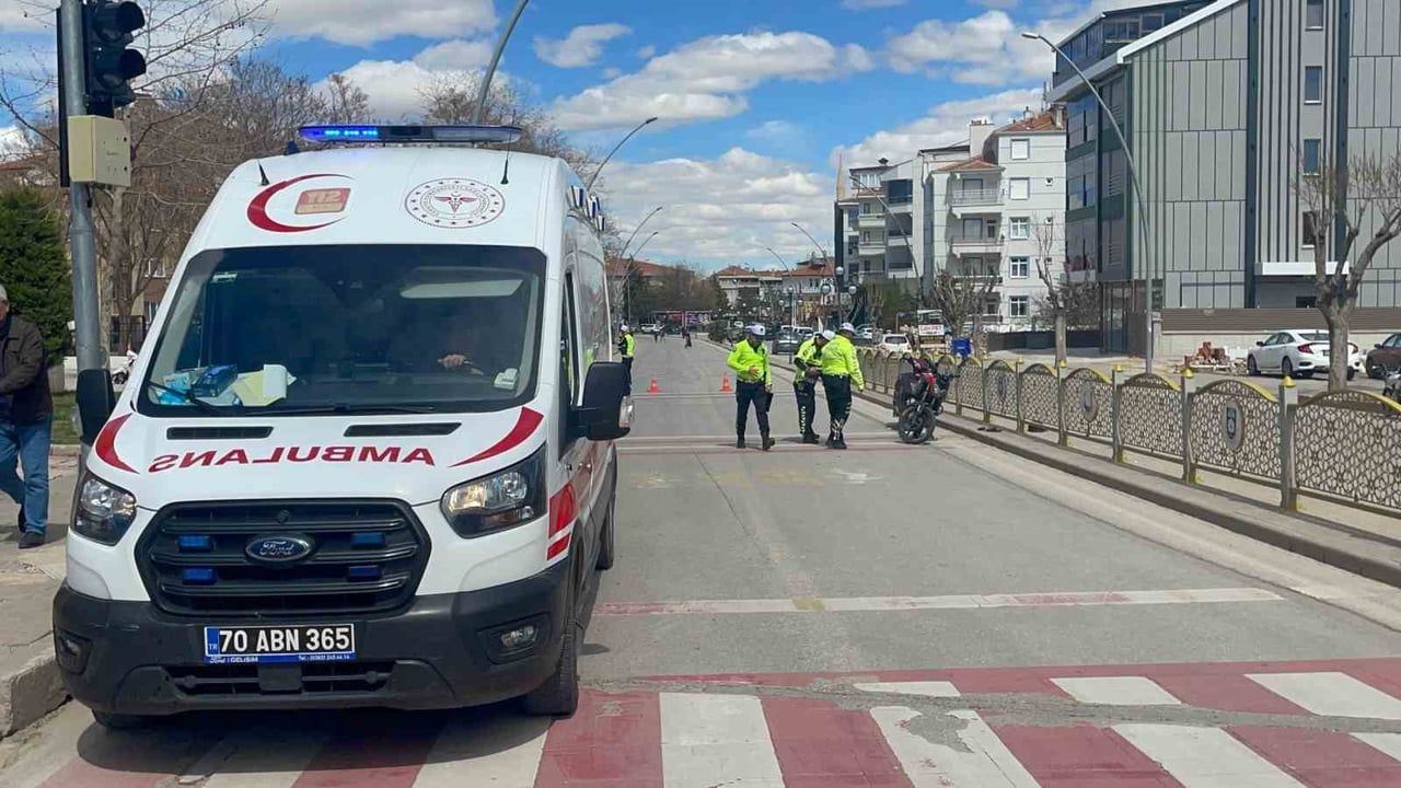 Karaman'da cip ile motosiklet çarpıştı: sürücü refüje düşerek yaralandı