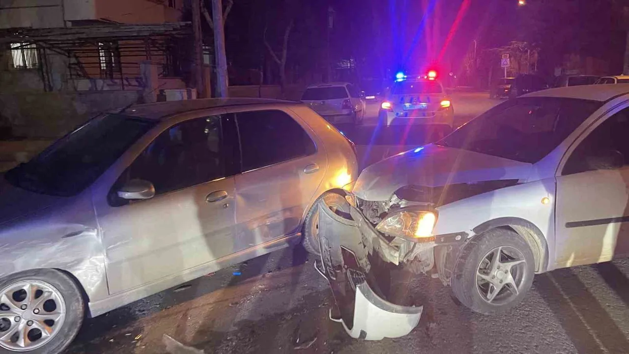 Karaman'da kavşakta iki otomobil çarpıştı: 1 yaralı