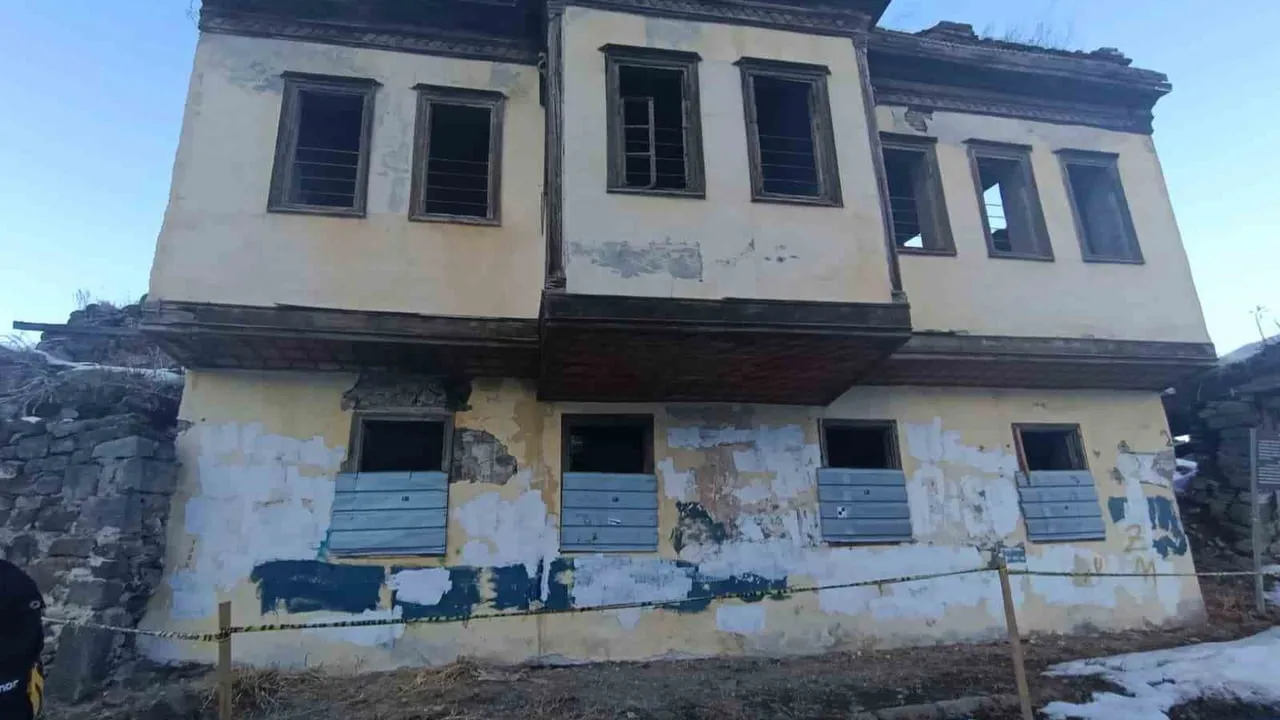 Kars'ta Ahmet Tevfik Paşa Konağı yıkılma tehlikesiyle karşı karşıya
