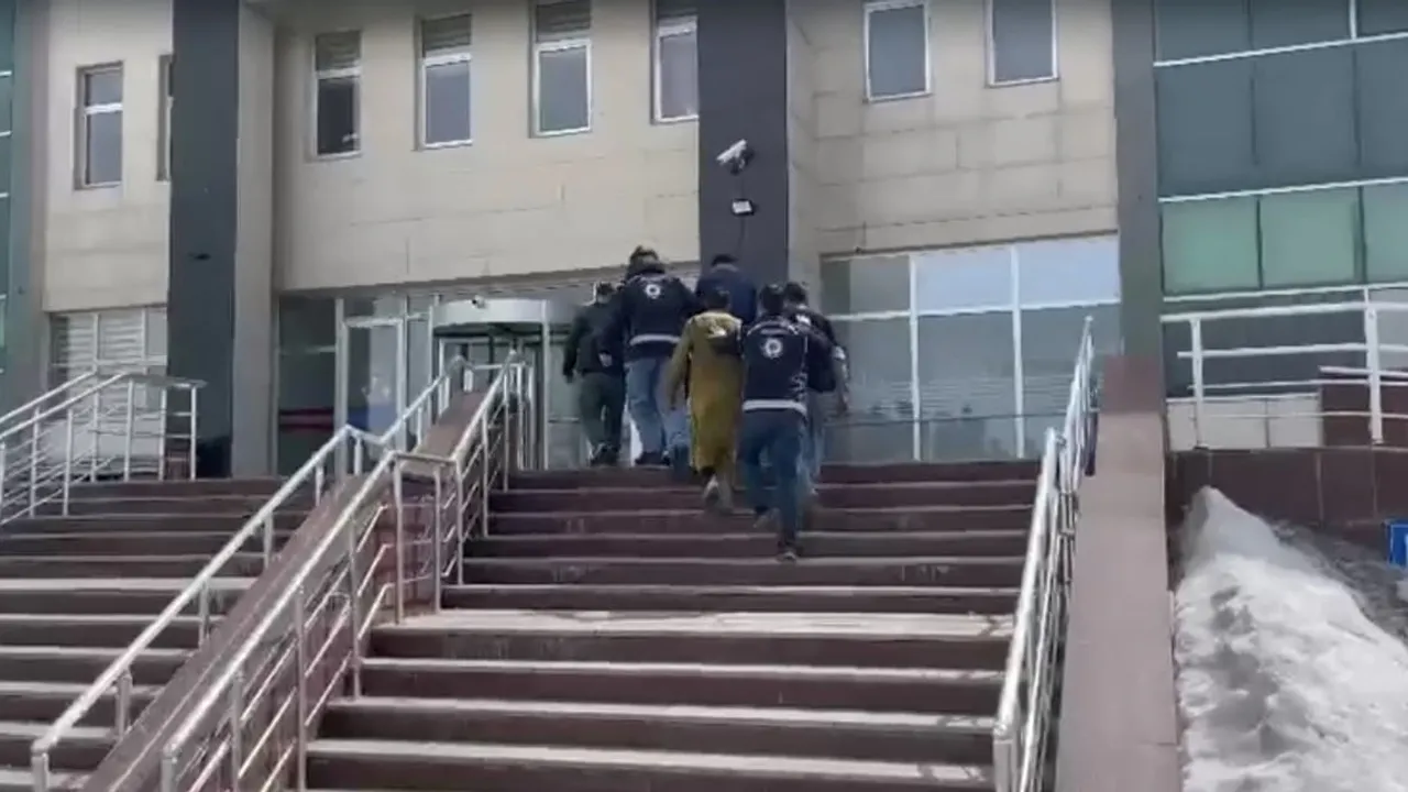 Kars’ta kamyonet kasasında 12 Afgan düzensiz göçmen bulundu; 4 organizatör tutuklandı