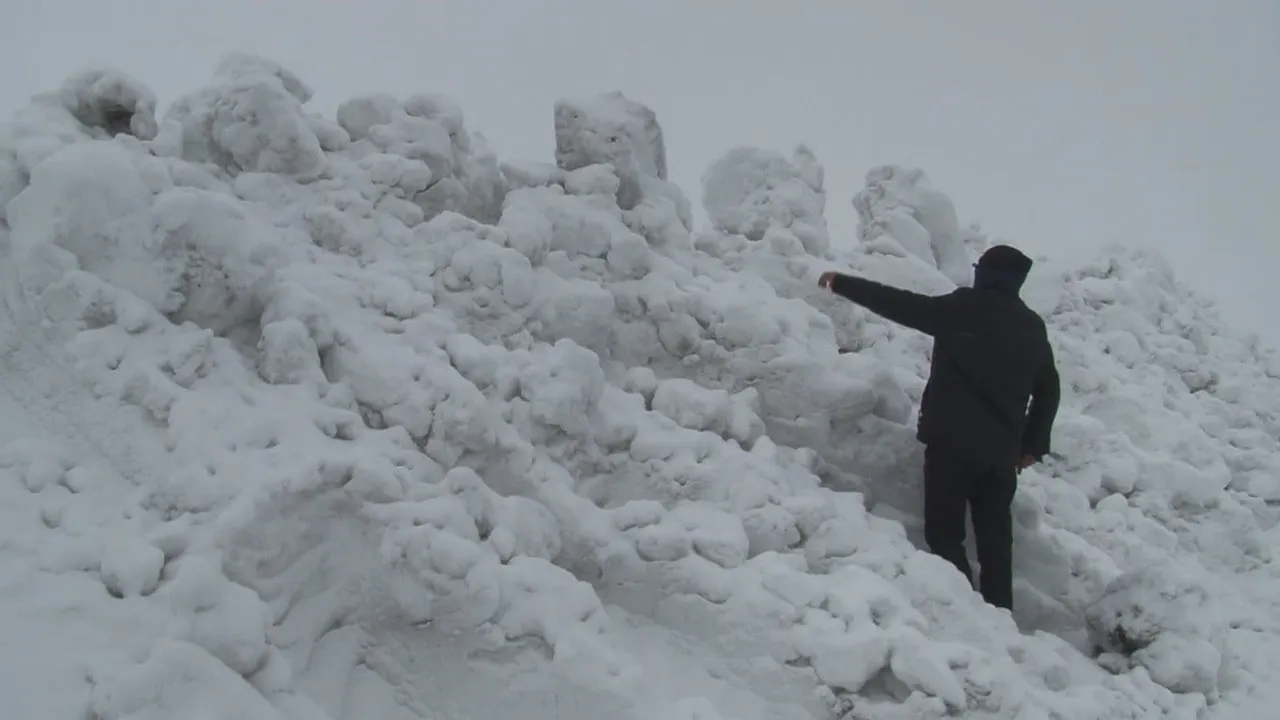 Kars’ta Mart sonunda kış geri döndü: Boğatepe Geçidi ve yüksek köyler karla kaplandı