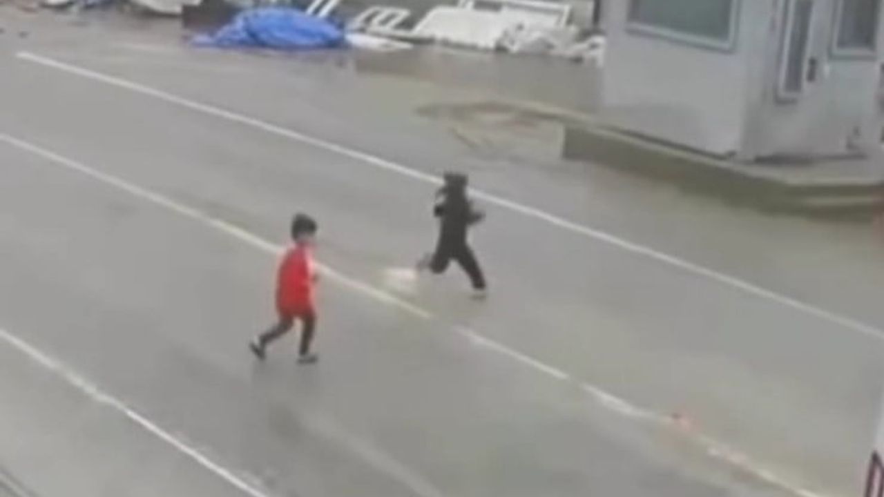 Kasrik'te aniden yola fırlayan çocuk, sürücünün manevra kabiliyetiyle kurtuldu