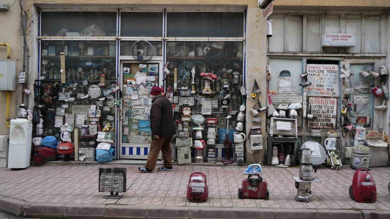Kastamonu’da 72 yaşındaki elektrik ustası Veysel Karakaya, 25 yılda topladığı cihazlarla dükkânını sergiye dönüştürdü