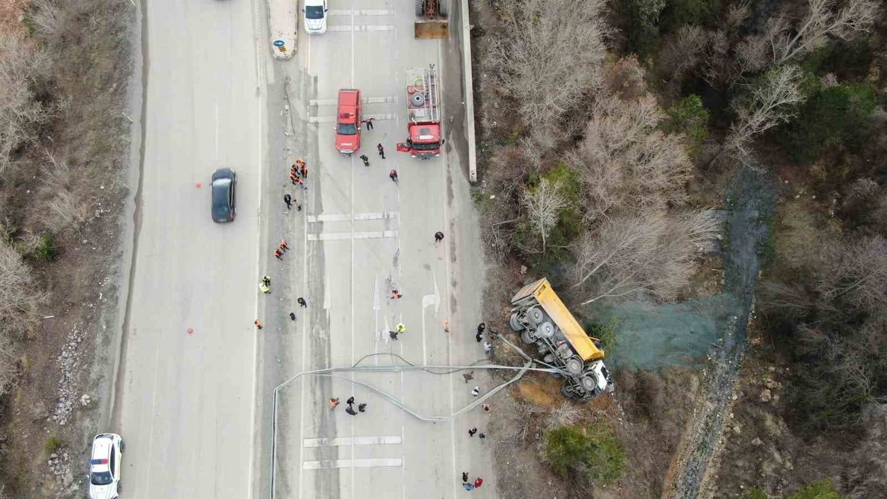 Kastamonu’da sürücünün fenalaşması sonucu hafriyat kamyonu şarampole devrildi