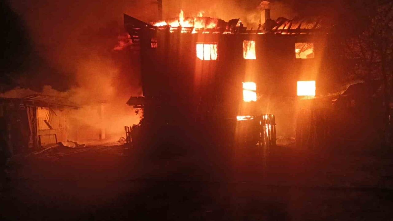 Kastamonu Daday’da iki ev ile ahır, odunluk ve samanlık kullanılamaz hale geldi