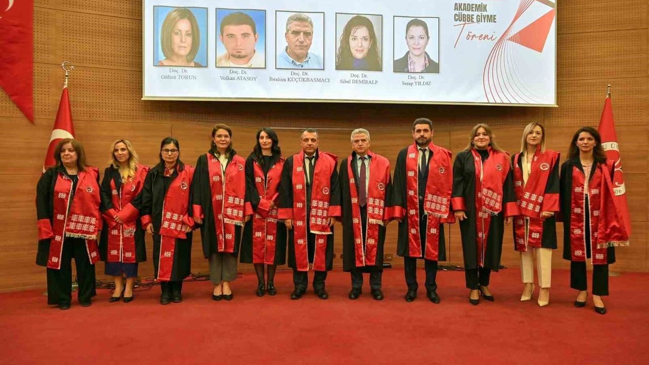 Kastamonu Üniversitesi'nde 2025 töreni: 89 akademisyen cübbe giydi, 95 ödüllendirildi