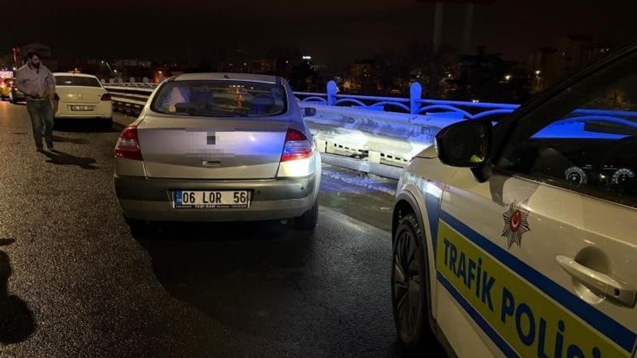 Kayseri'de alkollü sürücü bariyerlere çarptı: 25 bin TL ceza ve 6 ay ehliyet el konuldu