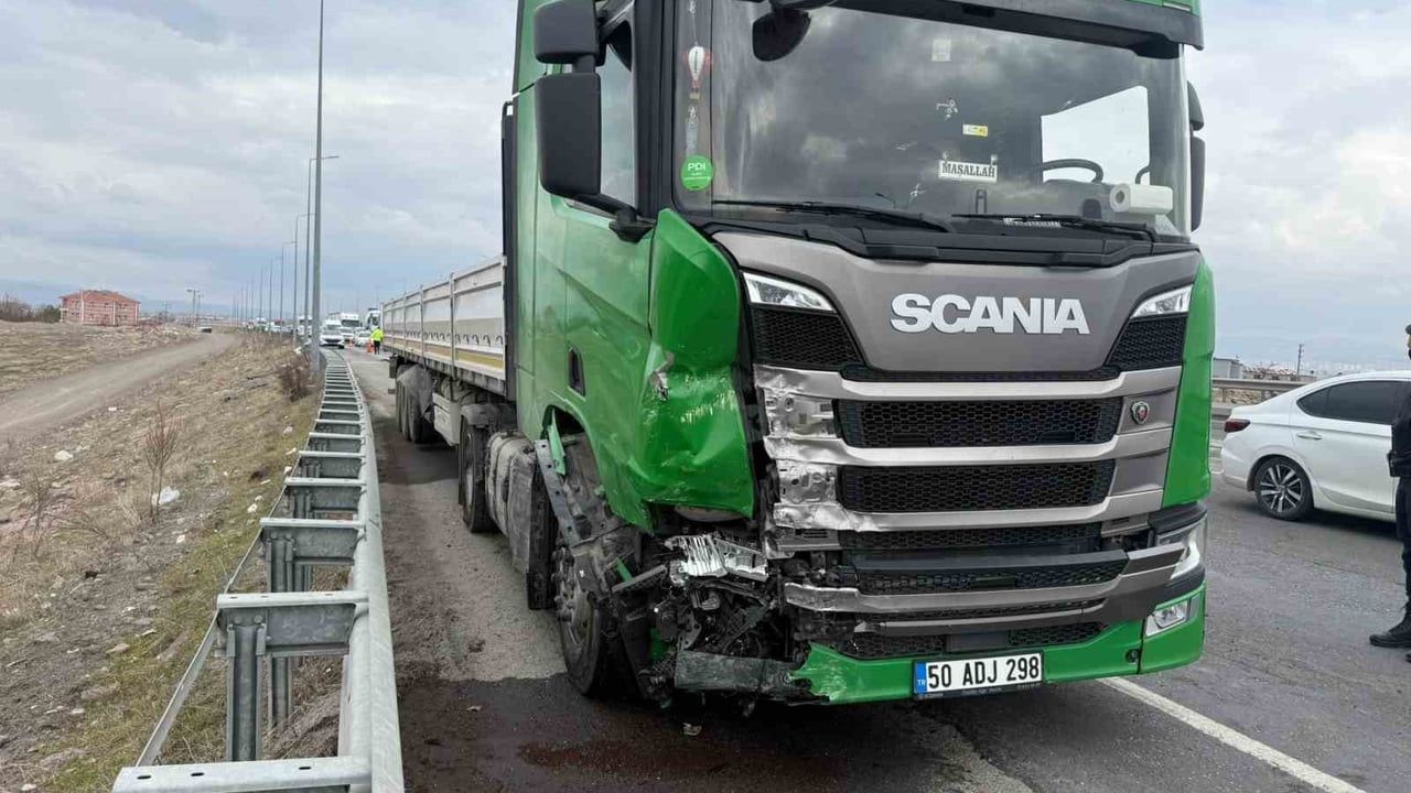 Kayseri'de emniyet şeridinde duran otomobile tır çarptı: MHP eski vekil Süleyman Korkmaz’ın oğlu yaralandı