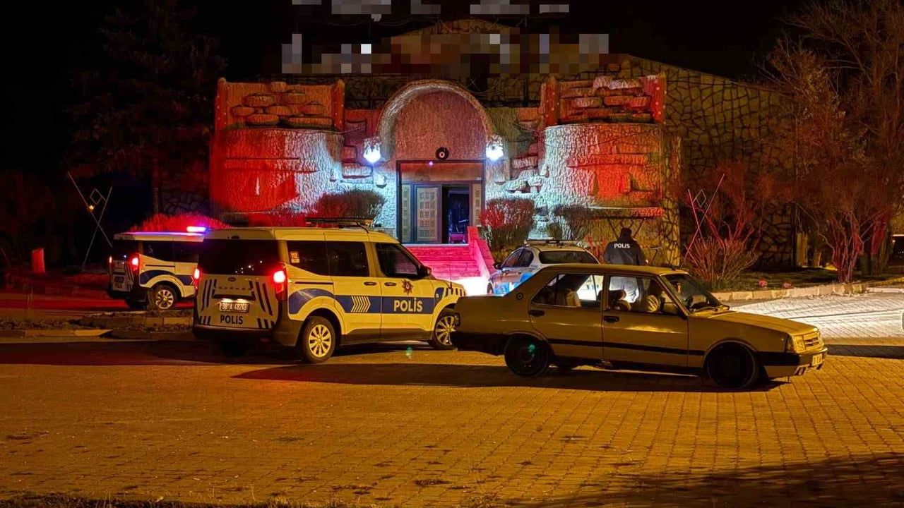 Kayseri'de gece kulübünde kavgayı ayıran çalışan bacağından bıçaklandı