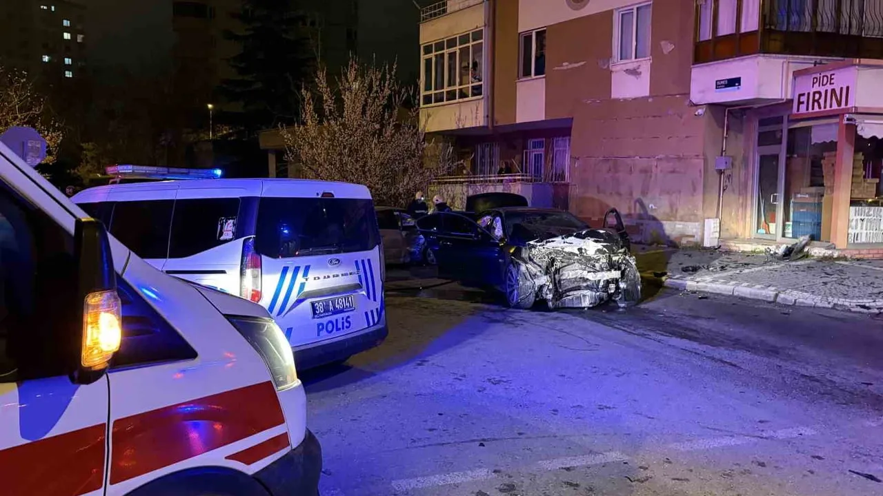 Kayseri'de iki otomobil çarpıştı; savrulan araç bahçe duvarını yıktı, 5 yaralı