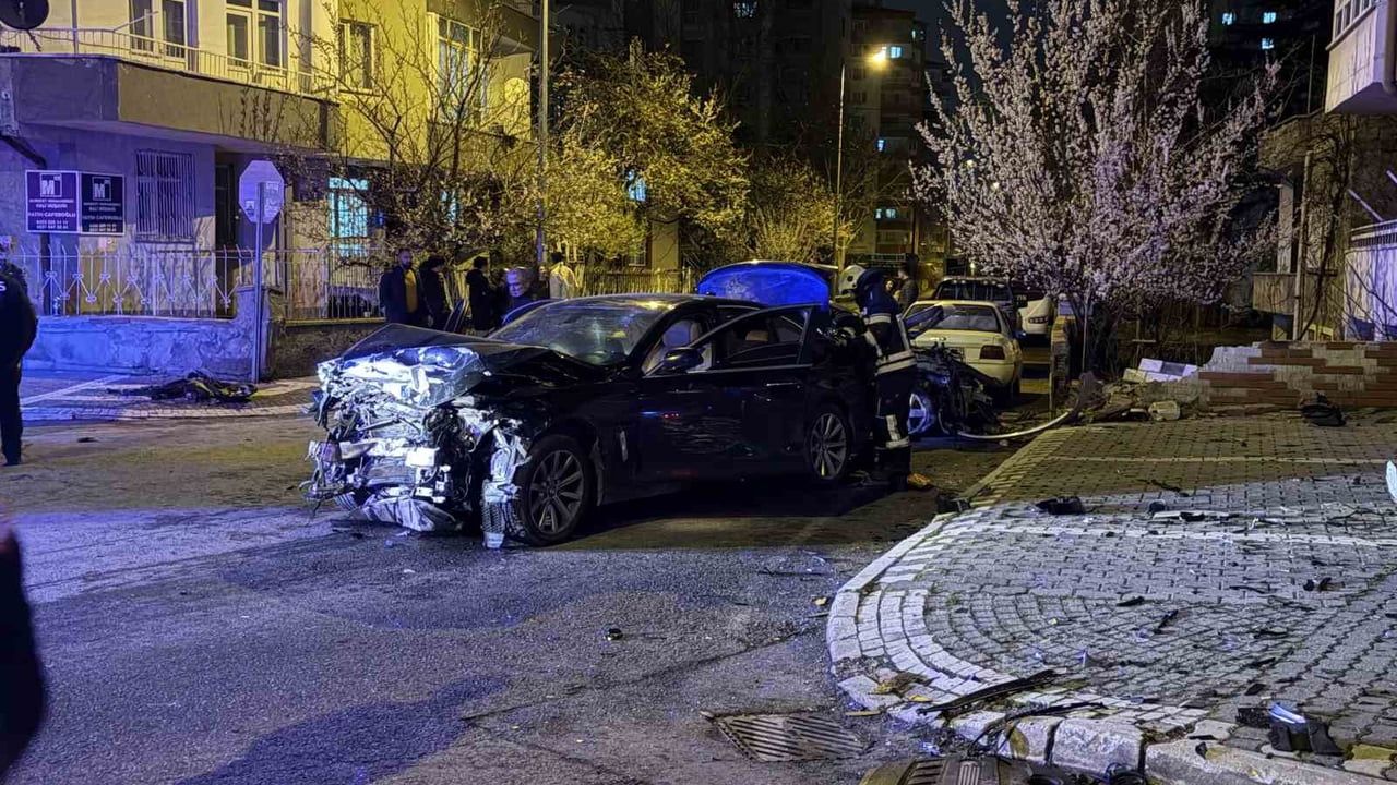 Kayseri'de İki Otomobilin Çarpışması Sonucu Bahçe Duvarı Yıkıldı: 1’i Ağır, 5 Yaralı
