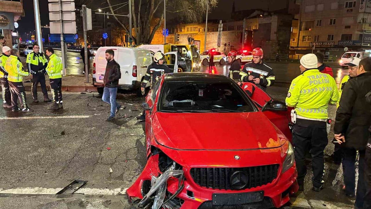 Kayseri'de otomobil ile hafif ticari araç çarpıştı: 2 sürücü yaralandı