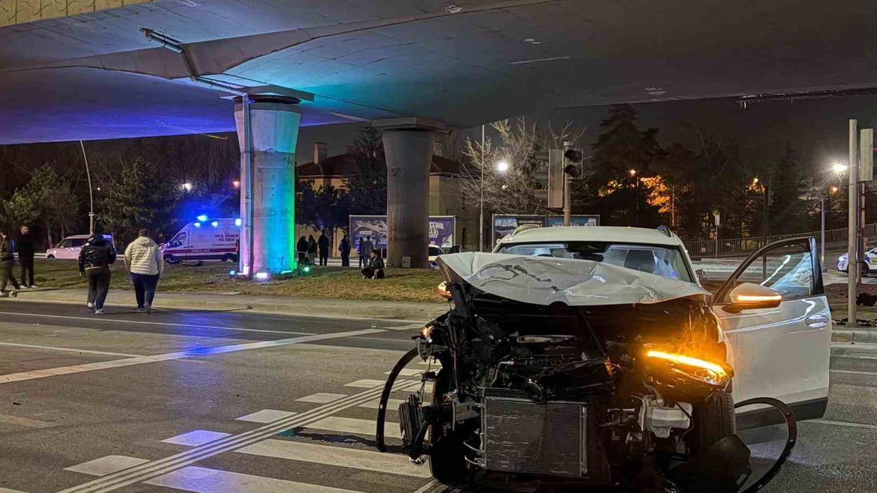 Kayseri Kocasinan'da otomobil ile cip çarpıştı: 3 yaralı